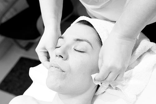mujer joven recibiendo un tratamiento facial natural
