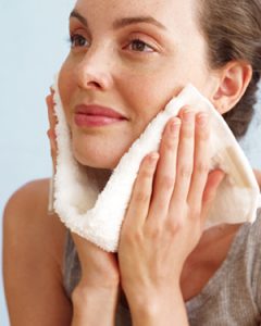 mujer secando la cara con toalla