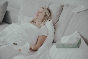 mujer en la cama enferma