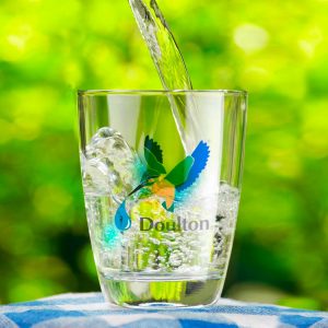 vaso de cristal con agua filtrada doulton