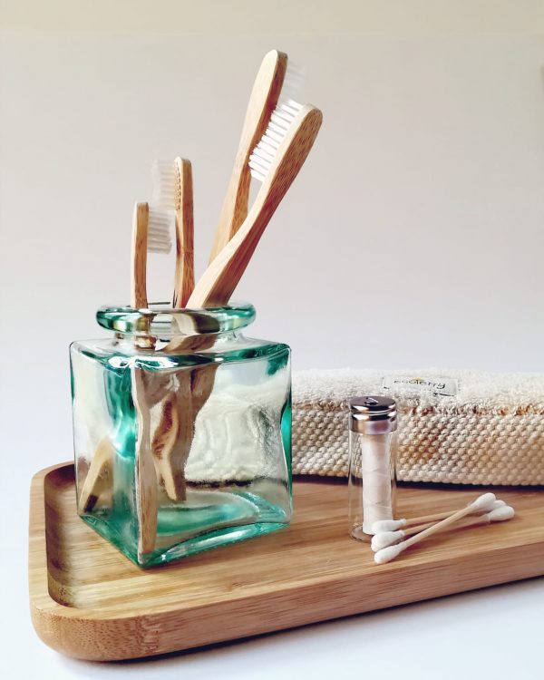 cepillos de bambu en frasco de cristal transparente y seda dental zero waste