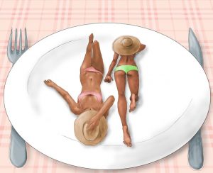 ilustración de 2 chicas morenas tomando el sol en un plato blanco 