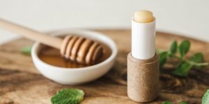 balsamo labial con cuenco de miel